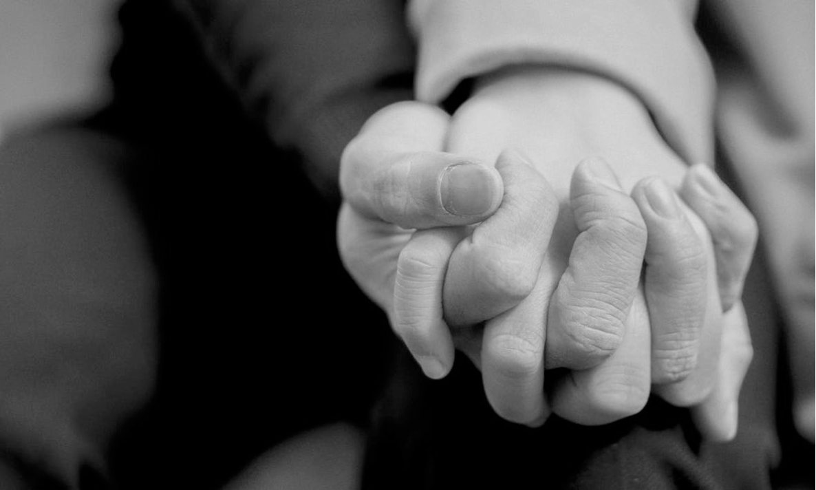 ¿Cómo ayudar a un familiar tras la pérdida de alguien querido?